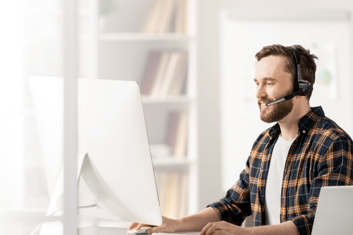 63459bb4bb01007f6bf861ec 62eb429c797ca66c7bef613a hero product support vs customer support